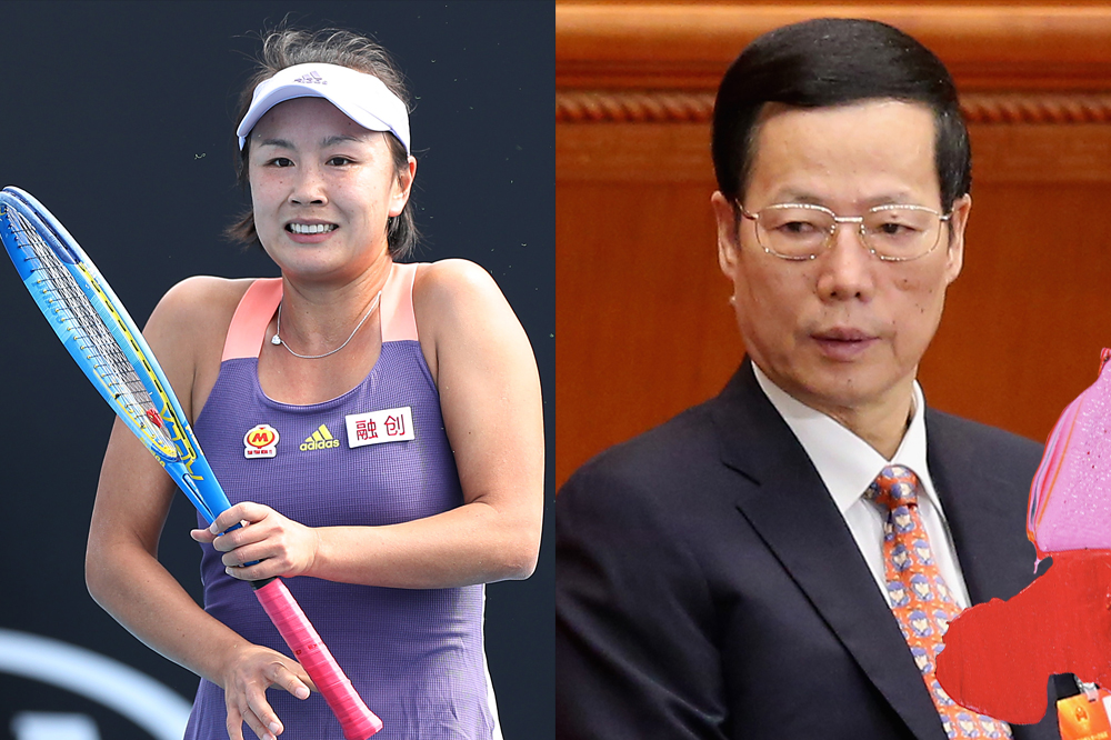 À esquerda, foto da tenista Peng Shuai. Ela veste um blusa regata lilás e segura a raquete enquanto sorri pra câmera. À direita, uma foto do político, Zhang Gaoli. Ele veste um terno preto, usa óculos de grau e olha para o lado com cara de desdém.