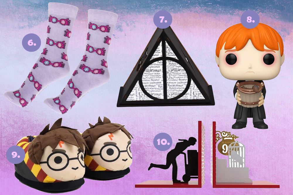 Cinco produtos com temática da saga Harry Potter em fundo degradê azul e roxo. Meia, luminária, funko, pantufa e suporte para livros.