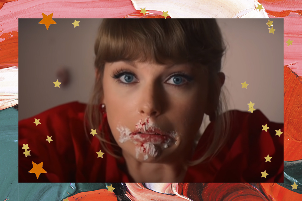 Taylor Swift com boca suja de bolo no clipe de I Bet You Think About Me