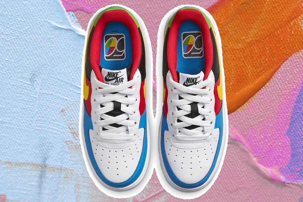 Tênis brando e colorido da colaboração Nike x Uno em fundo laranja, rosa e azul