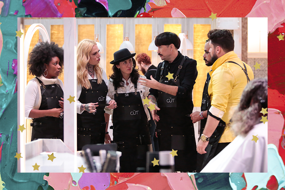 Cinco cabeleireiros participantes do reality show The Cut, da HBO Max, conversando entre si. O fundo da montagem é colorido em verde e vermelho e possui estrelinhas douradas.
