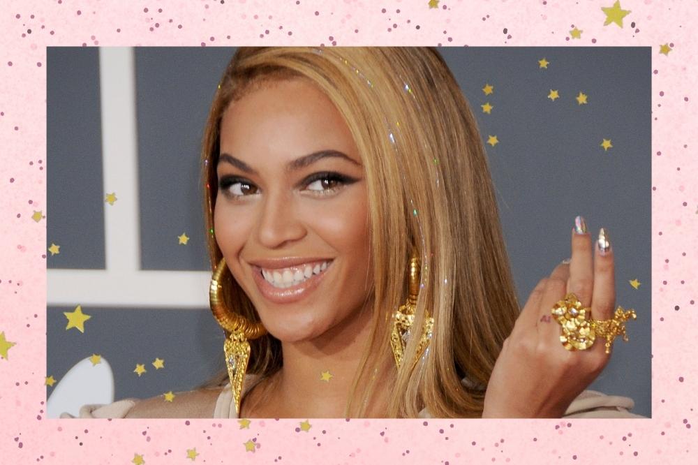 Montagem com uma foto da Beyoncé no tapete vermelho do Grammy Awards de 2010. Ela usa um vestido claro, brinco e anéis dourados e cabelo solto com detalhe de fios dourados. Ela olha para o lado e sorri.