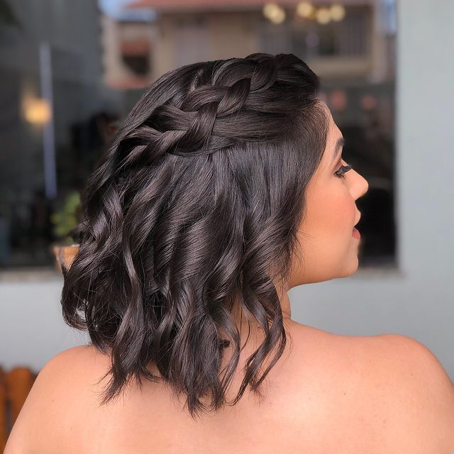 Trança em cabelo cacheado: 30 ideias para um penteado marcante  Cabelo com  trança, Trança em cabelo cacheado, Penteados com trança