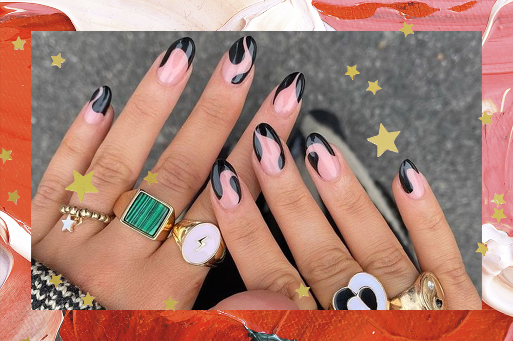 Detalhe das mãos de uma manicure pintando as unhas com um desenho de  esmalte preto