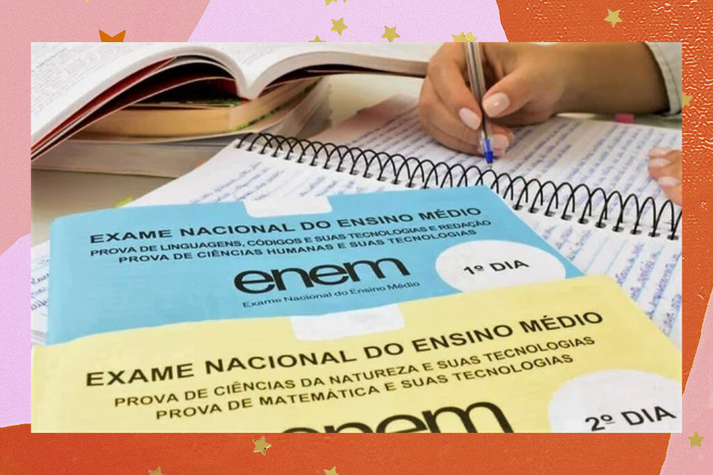 Foto de duas capas das provas do Enem, sendo uma azul e uma amarela. Ao fundo, um estudante anotando algo.