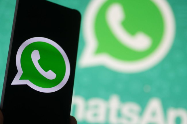 Tela de um celular preto mostrando o logo do WhatsApp