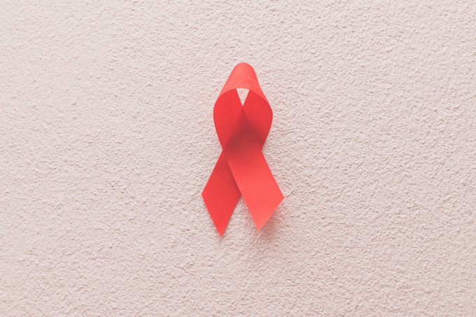 Dia Mundial de Combate à Aids: desmistificando 9 fake news sobre a doença