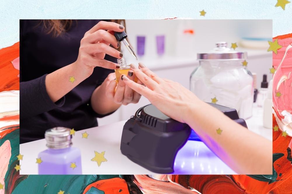 Foto com o fundo colorido e detalhe de estrelinhas com a foto de duas pessoas em um lugar fazendo manicure.