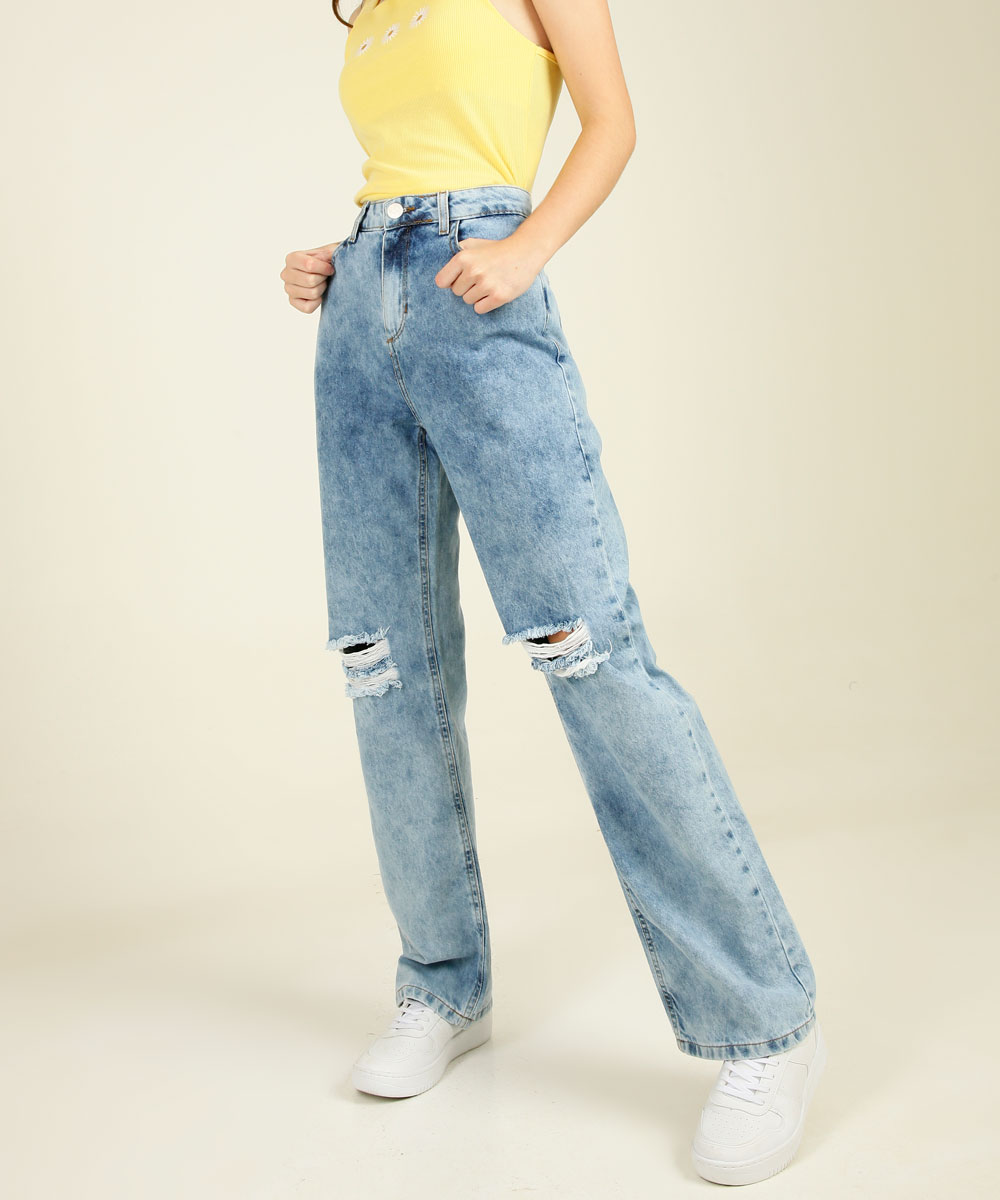 Garota usando calça wide leg jeans da coleção da CAPRICHO com a MARISA com tênis branco