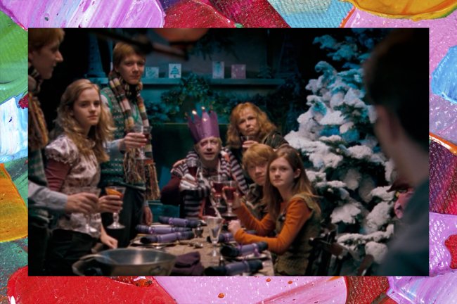 Cena do Natal sendo comemorado pela família Weasley. Estão todos sentados na mesa e fazendo um brinde em direção ao Harry Potter