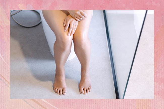 Foto das pernas de uma moça que está sentada em um vaso sanitário. Ela está com os joelhos juntos, como se estivesse sentindo dor para urinar