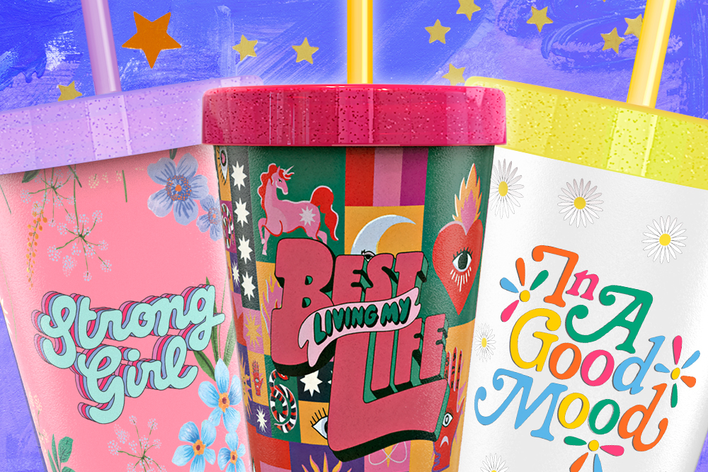 Fotos dos novos copos da CH com o Bob's. Eles são coloridos, de acrílico e possuem frases empoderadas, como "Strong Girl"