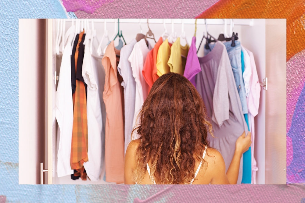 Garota de costas em frente à arara do armário escolhendo roupas