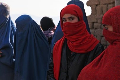 Foto de uma mulher Afegã com um véu cobrindo seu rosto
