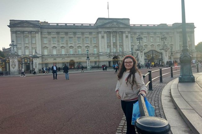 Foto de Marine, da Galera CH, em frente ao Buckingham Palace