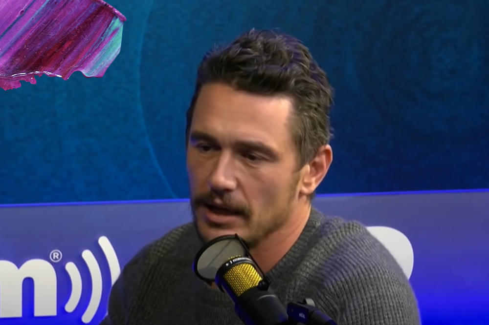 Print de James FRanco dando entrevista para um podcast. Ele está de bigode, tem o cabelo curto e usa um suéter cinza