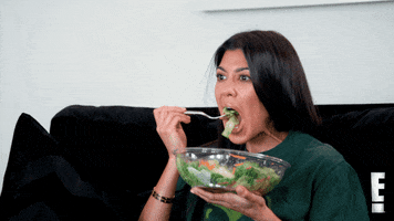 Gif da Kourtney Kardashian comendo salada