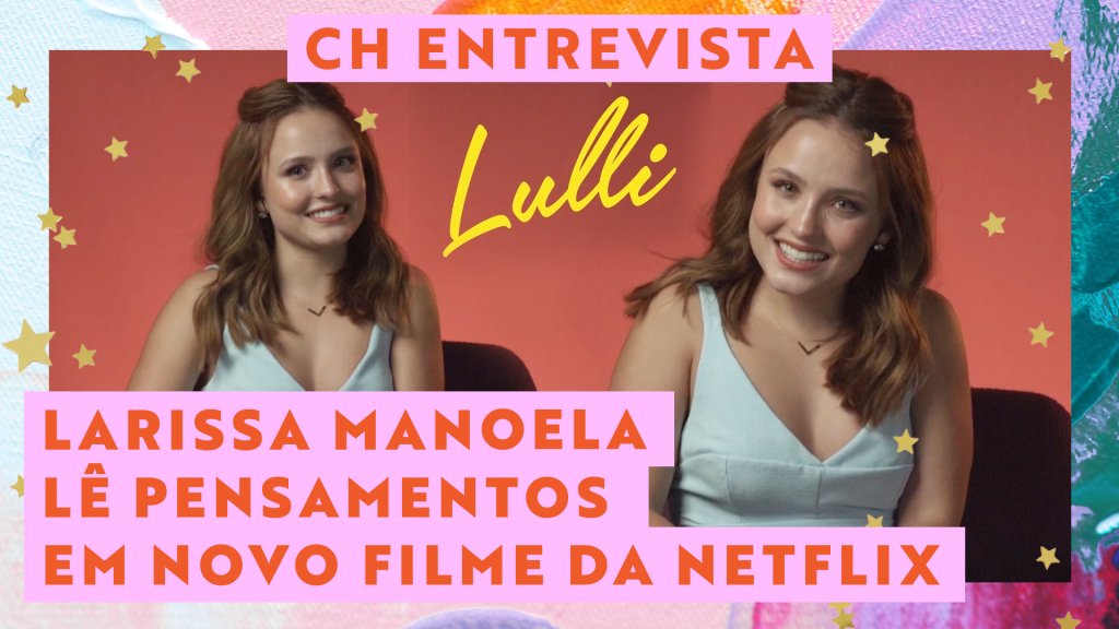 Montagem com duas imagens de Larissa Manoela sorrindo e entrevista do filme Lulli; ela usa um conjunto azul e o fundo da imagem é uma parede em tom de rosa com o nome do filme no centro em amarelo; a margem é uma textura de tintas nas cores azul, rosa, roxo, verde, vermelho e lilás com estrelas amarelas como decoração