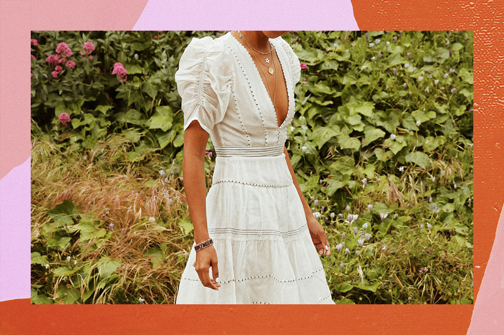 Garota usando vestido branco em fundo de plantas. O fundo da montagem é rosa e laranja