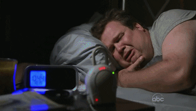 modern-family Giphy de Cameron deitado em sua cama chorando.
