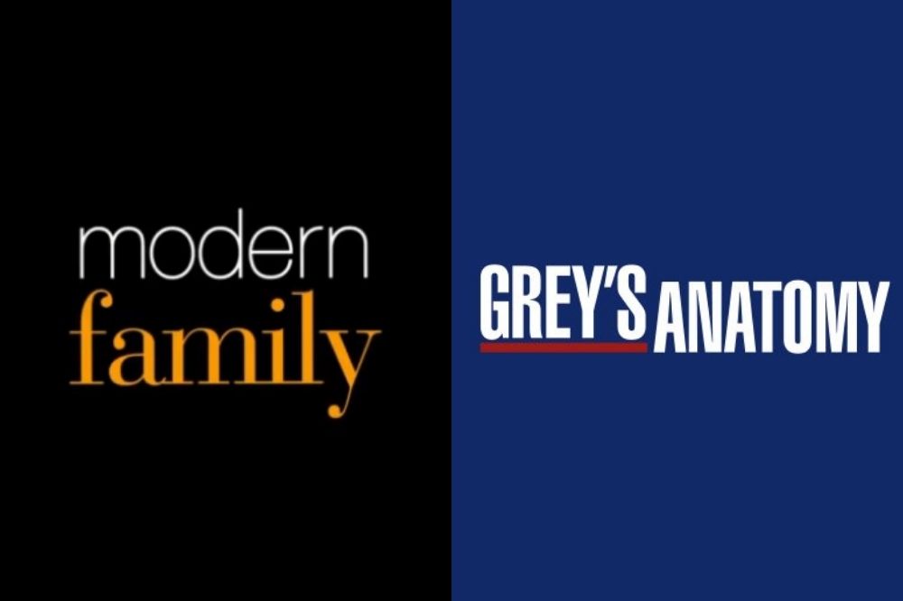 Logo de Modern Family, fundo preto e escritos em branco e amarelo. Ao lado, logo de Greys Anatomy, fundo azul com escrito em branco e linha vermelha.
