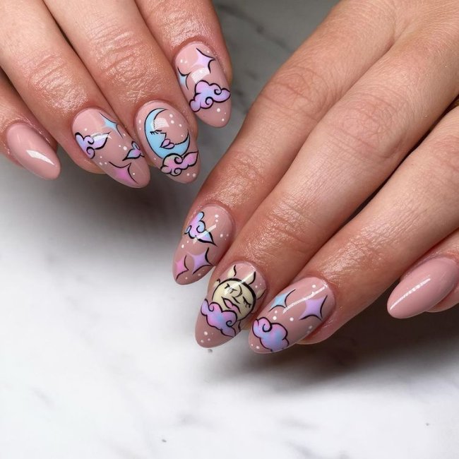 Foto de mãos com as unhas com esmalte nude e decoração de nuvens coloridas.