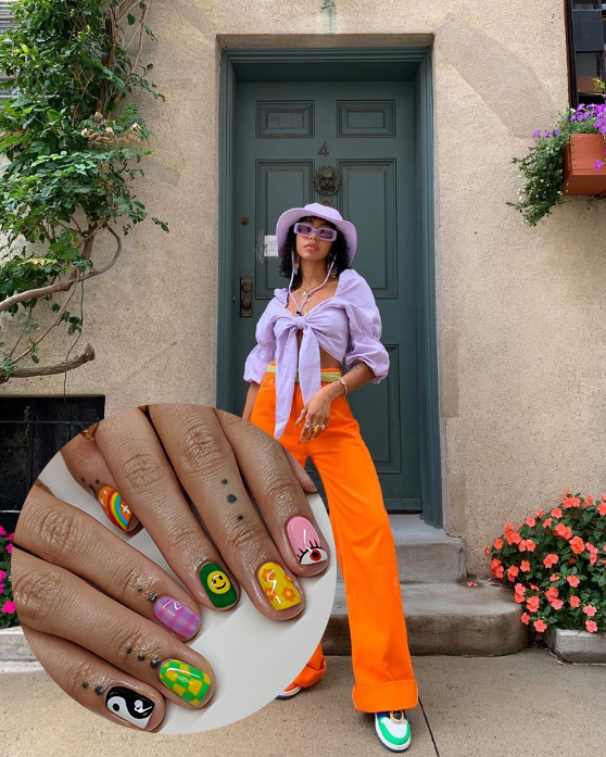 Montagem de garota usando look color block com chapéu e top cropped lilás e calça laranja. Em um círculo, há uma mão com unhas que possuem desenhos divertidos em cada dedo