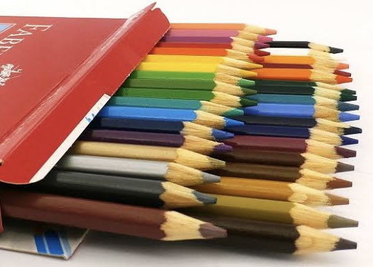 Imagem de uma caixa de lápis com 48 cores