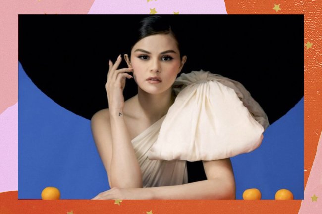 Foto retrato da artista Selena Gomez em um ensaio fotográfico com fundo azul. A imagem está com uma moldura colorida em volta. 