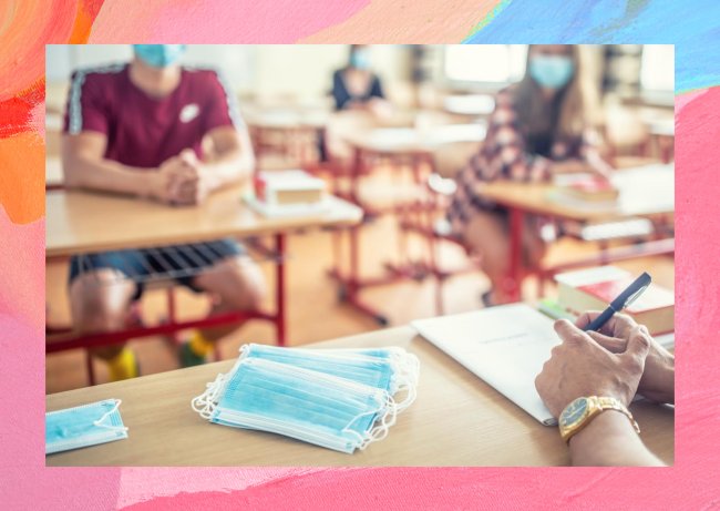 colagem de uma foto em um fundo colorido e texturizado. A foto é de uma sala de aula, com alunos no fundo e máscaras na mesa do professor.