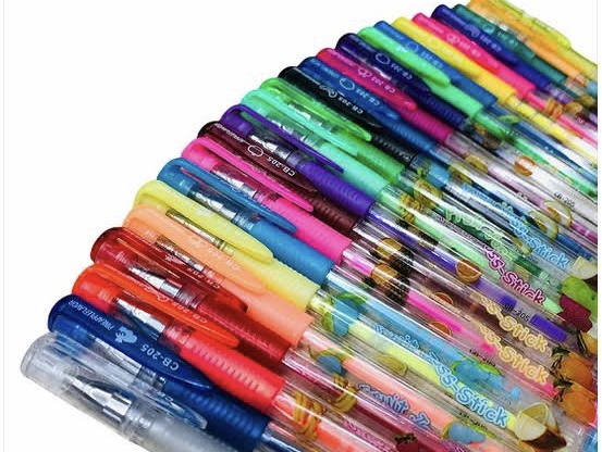 Foto de um kit de canetas em gel, coloridas. Diversas cores com tons de roxo, azul, verde, rosa e amarelo.