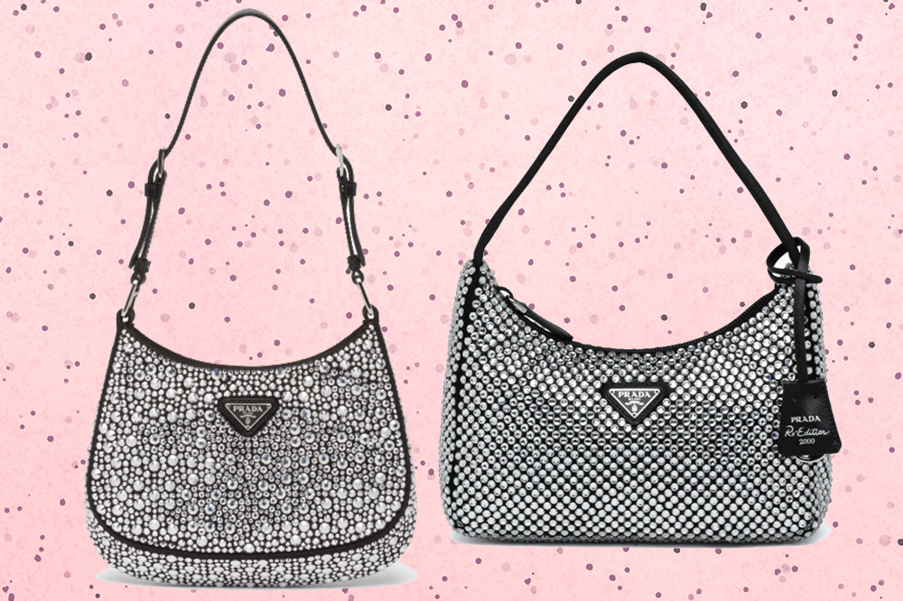 Duas bolsas da Prada com cristais artificiais em fundo rosa com bolinhas