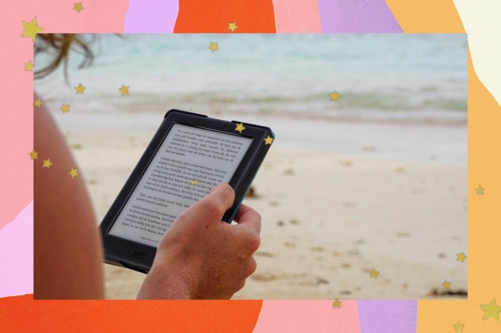 Montagem com o fundo colorido e detalhes de estrelas douradas nas bordas com a foto de uma mão segurando um leitor digital na praia.