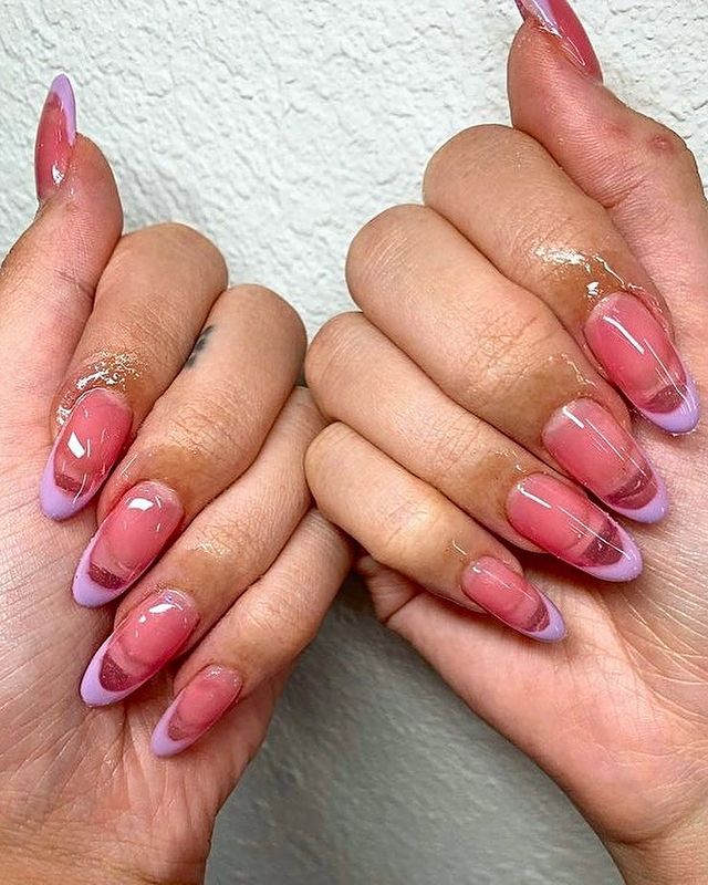 Foto de unhas com o efeito jelly rosa com francesinha.