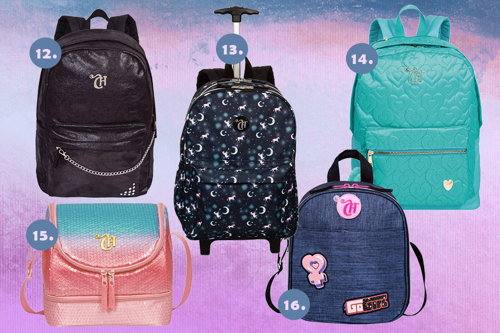 Montagem em fundo degradê azul, lilás e roxo com três mochilas e duas lancheiras da CAPRICHO