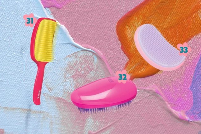 Montagem com o fundo colorido e três tipos de escova que são indicadas para desembaraçar o cabelo liso.