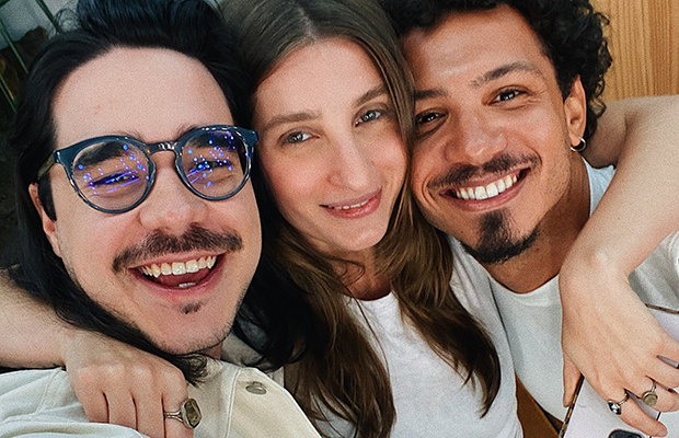 Os melhores conselhos para os piores tipos de pé na bunda Selfie de Akapoeta, Gabie Fernandes e Igor Pires