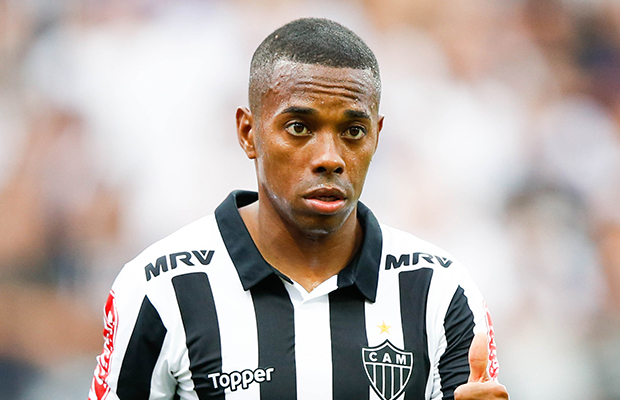 Jogador Robinho em campo, olhando para a câmera com cara de assustado