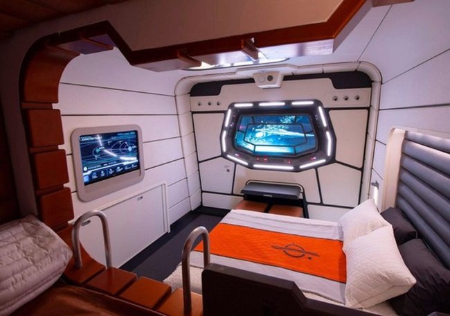 Foto do hotel de Star Wars, na Disney. O quarto imita o interior de uma espaçonave.