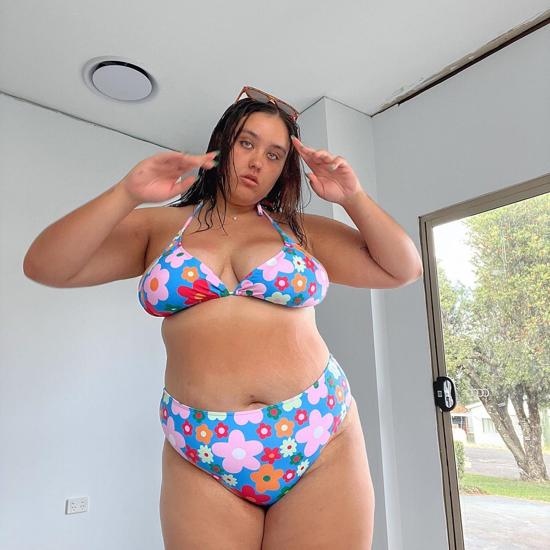 tendencia-biquini-verao-jadagiddings Garota usando biquíni com estampa floral retrô