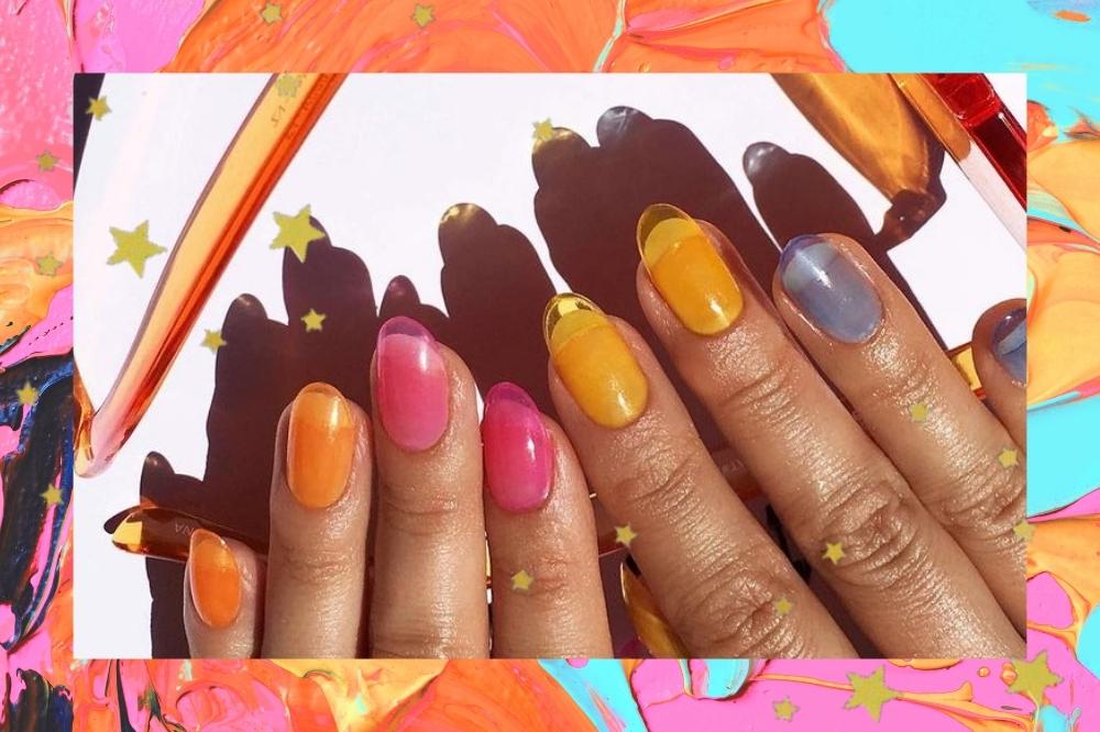 Montagem com o fundo colorido em tons de laranja, rosa e azul com detalhe de estrelas douradas com uma foto de unhas com efeito jelly coloridas.