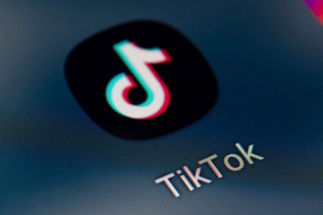 Foto da tela de um celular com o logo do TikTok