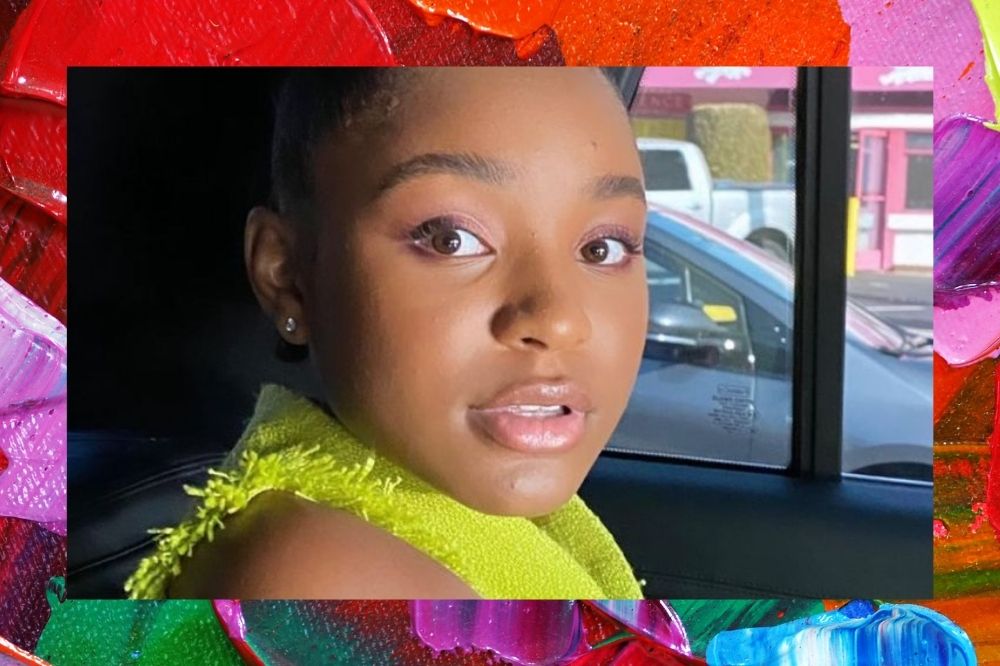 Saniyya Sidney posando para foto em um carro.