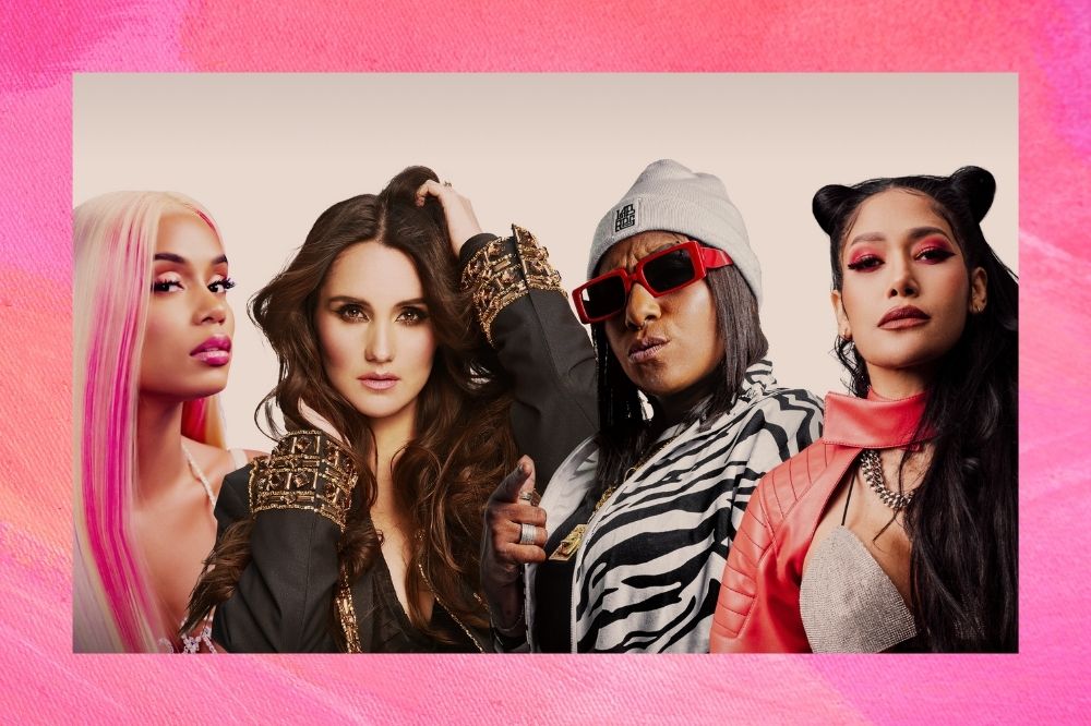 Foto promocional de Rebecca, Dulce María, MC Danny e Farina para Barbie Remix.