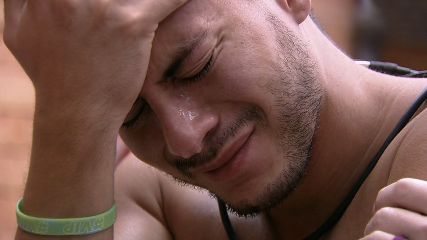 Arthur Aguiar chorando no Big Brother Brasil 22
