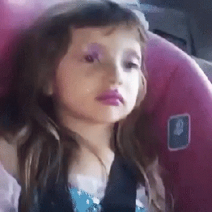meme make garotinha Garotinha de cabelo curto, sentada em uma cadeirinha do carro, com a maquiagem de glitter borrada