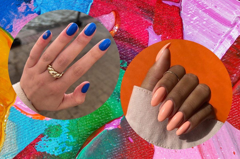 Montagem em fundo colorido com foto de duas mãos em molduras arredondadas. À esquerda, uma mão com unhas azuis e, à direita, uma mão com unhas corais.