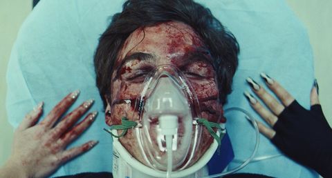 Nate Jacobs deitado em maca de hospital após briga com Fezco em cena da segunda temporada de Euphoria