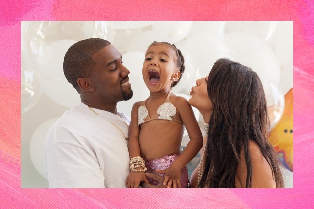 Kanye, North e Kim posando para foto na festa da menina de sereia.