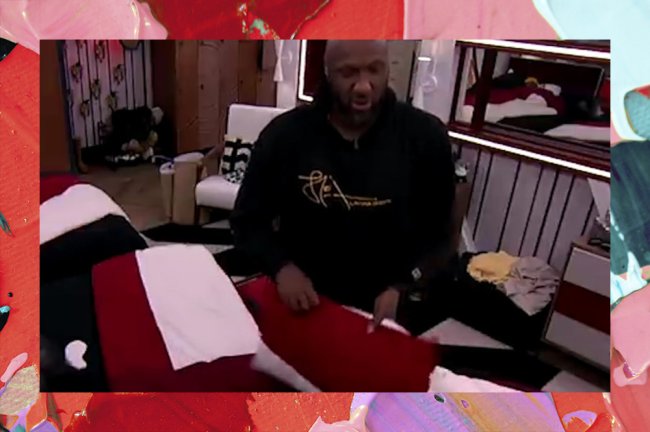 Lamar, do Big Brother dos EUA, aparece ajeitando a cama no programa. O lençol é vermelho. Ele é um homem negro bem alto, ex-jogador de basquete